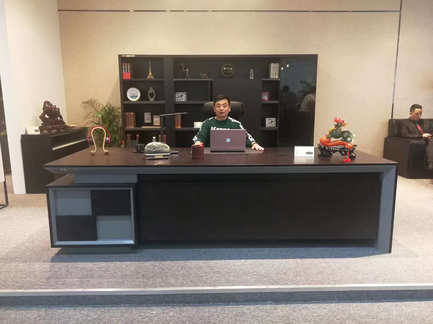 辛兆波董事長參加廣州國際家具展并簽訂大訂單，更好的服務客戶